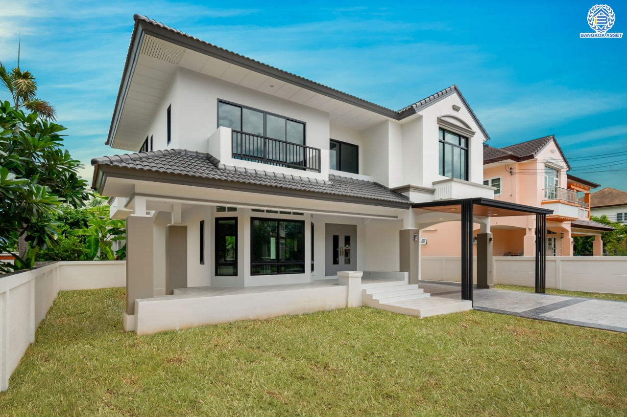 บ้านมือสองตกแต่งใหม่ ม.ราชพฤกษ์ บางบอน4 ตกแต่งหรูหรา ดีไซน์ Classic เนื้อที่ 100.5 ตร.ว. ฟังก์ชัน 3 ห้องนอน 4 ห้องน้ำ 1 ห้องแม่บ้าน จอดรถได้ 2 คัน พื้นที่สนามหญ้ากว้างกว่า 216 ตร.ม. บนทำเลศักยภาพ เชื่อมต่อหลายเส้นทาง ใกล้เดอะมอลล์บางแค จุดขึ้นทางด่วน "เพชรเกษม" และรถไฟฟ้าสายสีน้ำเงิน "สถานีหลักสอง"